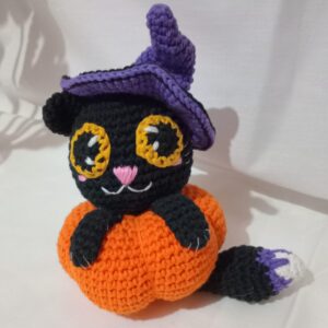 Peluche gatito negro en calabaza